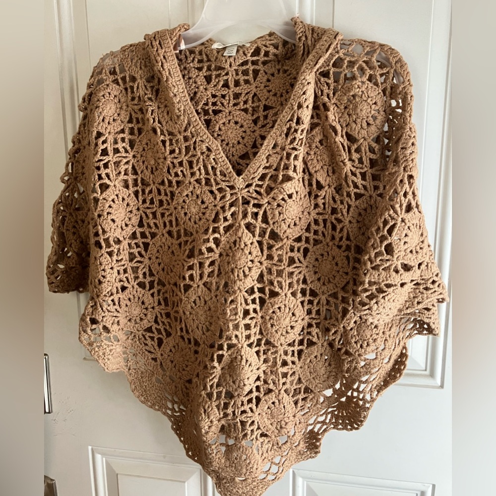 Dress barn tan crochet hooded poncho size petite small/medium